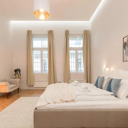 Space And Elegance In The Heart Of Apartman Budapest